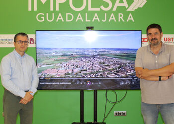 El alcalde de Marchamalo, Rafael Estaban, visita la oficina Impulsa Guadalajara