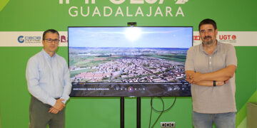 El alcalde de Marchamalo, Rafael Estaban, visita la oficina Impulsa Guadalajara