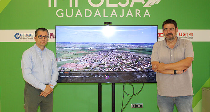 El alcalde de Marchamalo, Rafael Estaban, visita la oficina Impulsa Guadalajara