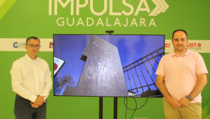 El alcalde de Torija destaca el polígono industrial y logístico del municipio durante su visita a la oficina de Impulsa Guadalajara