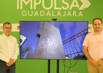 El alcalde de Torija destaca el polígono industrial y logístico del municipio durante su visita a la oficina de Impulsa Guadalajara