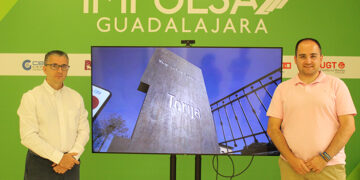 El alcalde de Torija destaca el polígono industrial y logístico del municipio durante su visita a la oficina de Impulsa Guadalajara