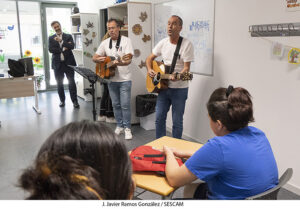 El dúo ‘Doble o Nada’ lleva música en directo a los pacientes del Hospital Universitario de Guadalajara