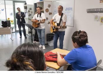 El dúo ‘Doble o Nada’ lleva música en directo a los pacientes del Hospital Universitario de Guadalajara