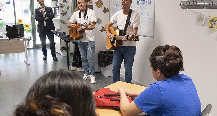 El dúo ‘Doble o Nada’ lleva música en directo a los pacientes del Hospital Universitario de Guadalajara