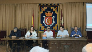 El exjugador de Real Madrid, Miguel Tendillo, y el campeón mundial de peso y disco David Casino, en la presentación de «La vida a través del balón»