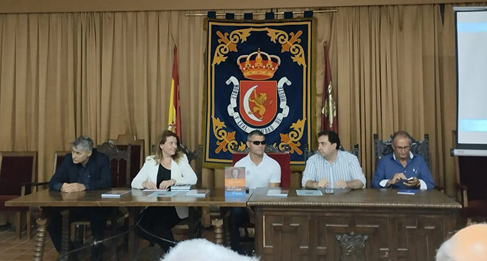 El exjugador de Real Madrid, Miguel Tendillo, y el campeón mundial de peso y disco David Casino, en la presentación de «La vida a través del balón» 1 El exjugador de Real Madrid, Miguel Tendillo, y el campeón mundial de peso y disco David Casino, en la presentación de «La vida a través del balón»