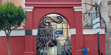 El instituto Castilla luce ya una nueva cornisa en el arco de entrada al centro tras haberse desprendido algunos cascotes hace un mes