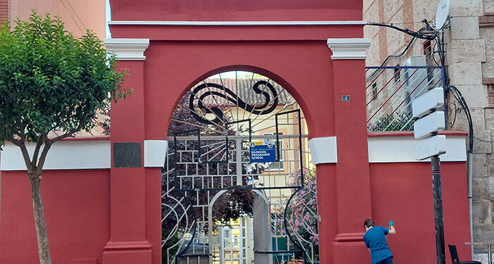 El instituto Castilla luce ya una nueva cornisa en el arco de entrada al centro tras haberse desprendido algunos cascotes hace un mes