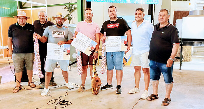 Francisco Antonio Romero demuestra su destreza con el volante al ganar el Concurso de habilidad con tractor y remolque en Las Pedroñeras