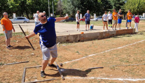 Gran nivel en los juegos tradicionales en Motilla del Palancar donde destaca la petanca con una participación de once parejas