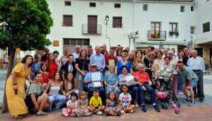 Homenaje en la plaza de Pareja a Julia Lerín Ortiz, que ha cumplido 100 años, rodeada de su familia