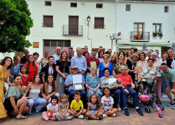 Homenaje en la plaza de Pareja a Julia Lerín Ortiz, que ha cumplido 100 años, rodeada de su familia