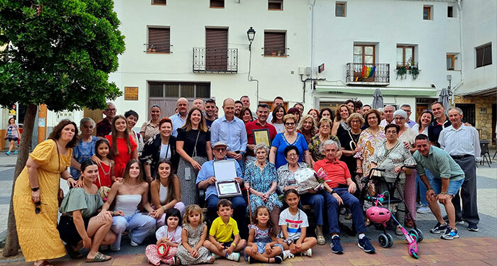 Homenaje en la plaza de Pareja a Julia Lerín Ortiz, que ha cumplido 100 años, rodeada de su familia