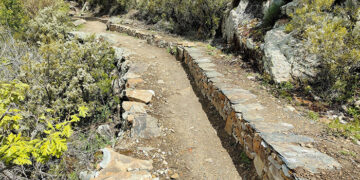 La Junta mejora la seguridad y evita el impacto visual en el sendero de la chorrera de Despeñalagua