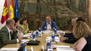 La Junta moviliza casi once millones de euros en ayudas a autónomos, a la contratación indefinida y al comercio minorista en siete días