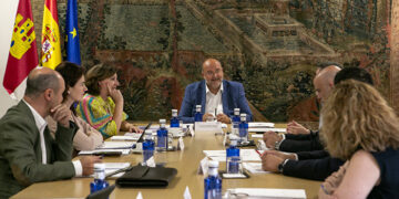 La Junta moviliza casi once millones de euros en ayudas a autónomos, a la contratación indefinida y al comercio minorista en siete días
