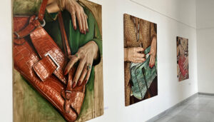 La Sala Iberia acoge la exposición ‘Bolsos y tacones a juego’ del artista Antonio Ovejero