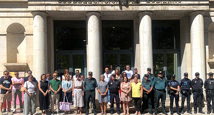 La Subdelegación del Gobierno en Cuenca celebra un minuto de silencio en repulsa por los asesinatos machistas de este fin de semana en España