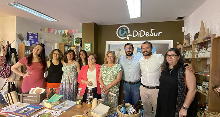 La viceconsejera de Servicios y Prestaciones Sociales y el delegado en Guadalajara de la Junta visitan la ONG DiDeSur para conocer sus proyectos sociales y solidarios 1 La viceconsejera de Servicios y Prestaciones Sociales y el delegado en Guadalajara de la Junta visitan la ONG DiDeSur para conocer sus proyectos sociales y solidarios