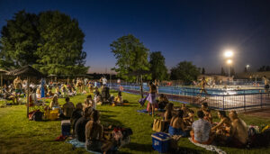 Lleno en la actuación de El Conejo de la Loles en el primer Viernes a la Luna 2024 en Azuqueca