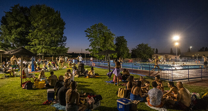 Lleno en la actuación de El Conejo de la Loles en el primer Viernes a la Luna 2024 en Azuqueca 1 Lleno en la actuación de El Conejo de la Loles en el primer Viernes a la Luna 2024 en Azuqueca
