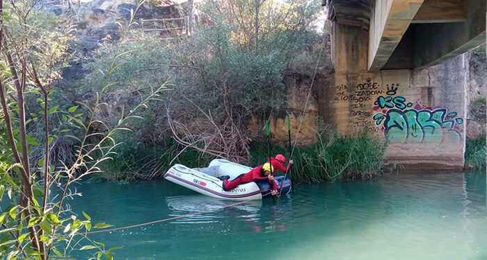 Los bomberos y la Guardia Civil buscan en el río Júcar a un joven de 17 años que se ha lanzado desde un puente en Mariana