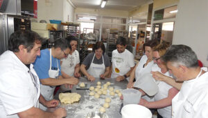 Los panaderos de ACESANC evolucionan en la realización de pan con el maestro Florindo Fierro