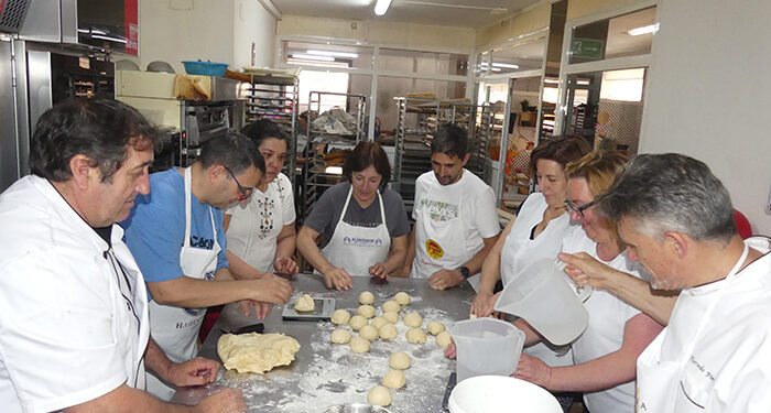 Los panaderos de ACESANC evolucionan en la realización de pan con el maestro Florindo Fierro