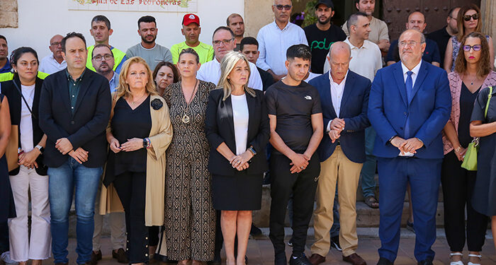 Minuto de silencio en Las Pedroñeras en recuerdo de la mujer y sus dos hijos asesinados 1 Milagros Tolón asiste al minuto de silencio de Las Pedroñeras y asegura que el Gobierno de España “no va a cesar en la lucha contra la violencia machista”