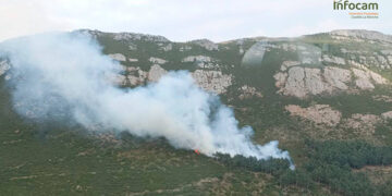 Nueve medios, seis de ellos aéreos, y 31 personas luchan contra el fuego en Cantalojas