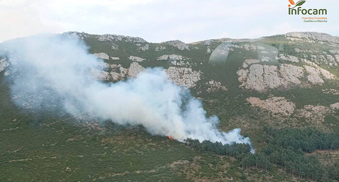 Nueve medios, seis de ellos aéreos, y 31 personas luchan contra el fuego en Cantalojas