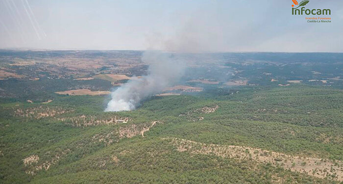 Ocho medios, cuatro áreos, y 30 personas luchan contra un incendio declarado en Parra de las Vegas en Cuenca