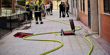 Rápida intervención de los bomberos de Guadalajara para sofocar un incendio en la planta novena de un edificio