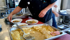 Un total de 106 personas mayores han sido atendidas por Cáritas Diocesana de Cuenca a lo largo del primer semestre, gracias al proyecto Comida sobre Ruedas