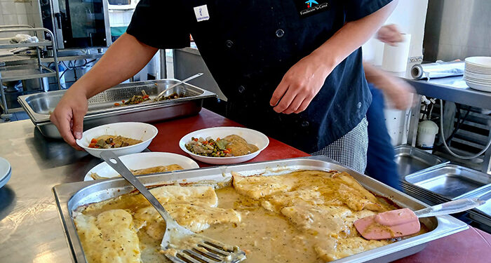 Un total de 106 personas mayores han sido atendidas por Cáritas Diocesana de Cuenca a lo largo del primer semestre, gracias al proyecto Comida sobre Ruedas