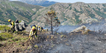 Un total de 16 medios, de los que siete son aéreos, y 71 personas luchan para volver a controlar el incendio en Cantalojas