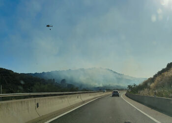 Controlado el fuego a la entrada de Guadalajara por la N-320 10 Un total de 17 medios y 74 personas luchan contra el fuego a la entrada de Guadalajara por la N-320