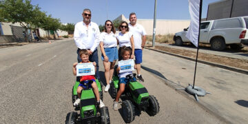 Una veintena de niños y niñas demostraron en la FIDA su gran habilidad a la hora de manejar el tractor a pedales