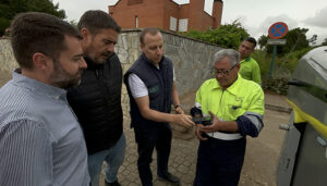 Vega del Henares inicia la instalación de 2.800 identificadores en sus contenedores para optimizar el servicio de recogida de residuos