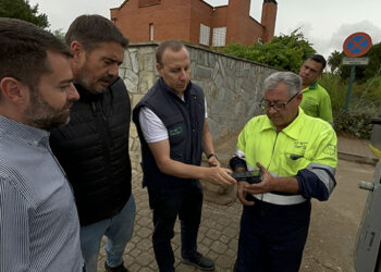 Vega del Henares inicia la instalación de 2.800 identificadores en sus contenedores para optimizar el servicio de recogida de residuos Vega del Henares inicia la instalación de 2.800 identificadores en sus contenedores para optimizar el servicio de recogida de residuos