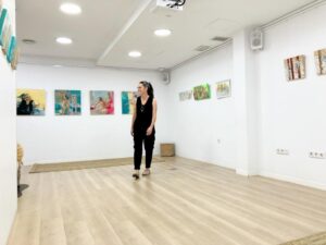 ‘Juego’, de la artista Paula Cuesta residente en Molina de Aragón, segunda de las muestras que se exponen en la Oficina de Turismo de Castilla-La Mancha en Madrid