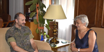 La subdelegada del Gobierno en Cuenca se despide del comandante de la Subdelegación de Defensa, Antonio Velázquez