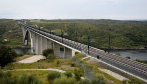 Adif AV mejorará la seguridad del Eje Este de alta velocidad con pantallas acústicas y de protección contra aves