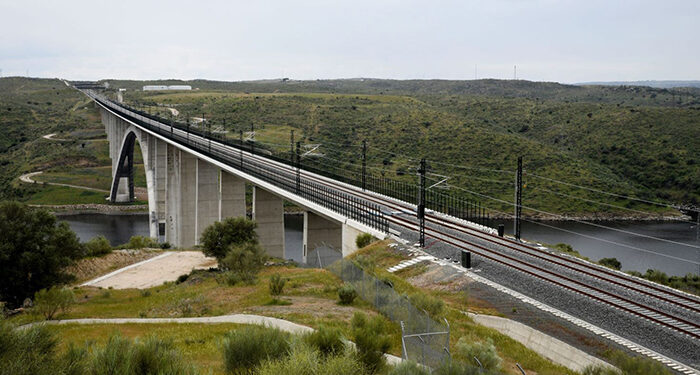 Adif AV mejorará la seguridad del Eje Este de alta velocidad con pantallas acústicas y de protección contra aves 1 Adif AV mejorará la seguridad del Eje Este de alta velocidad con pantallas acústicas y de protección contra aves