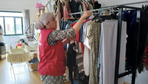 Cáritas Diocesana de Cuenca recicla ropa, recicla corazones