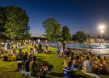 Cerca de 3.500 personas han disfrutado de los Viernes a la Luna 2024 en la piscina municipal de verano de Azuqueca