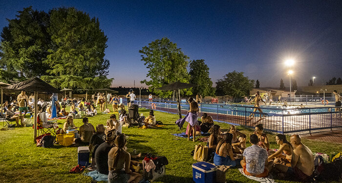 Cerca de 3.500 personas han disfrutado de los Viernes a la Luna 2024 en la piscina municipal de verano de Azuqueca