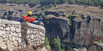 Cortado el acceso por la calle Canónigos a las Casas Colgadas por el vuelco de un árbol