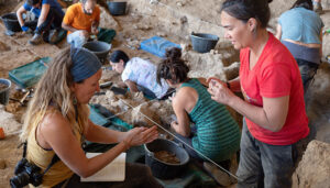 El yacimiento del Abrigo de la Malia de Tamajón celebra una jornada de puertas abiertas para mostrar los avances de la última campaña
